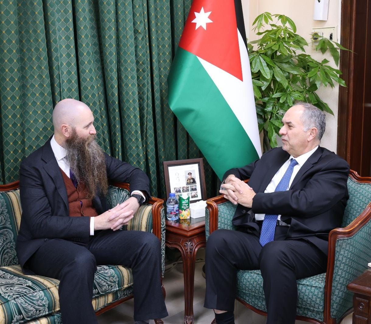 وزير_العدل_والسفير_الامريكي