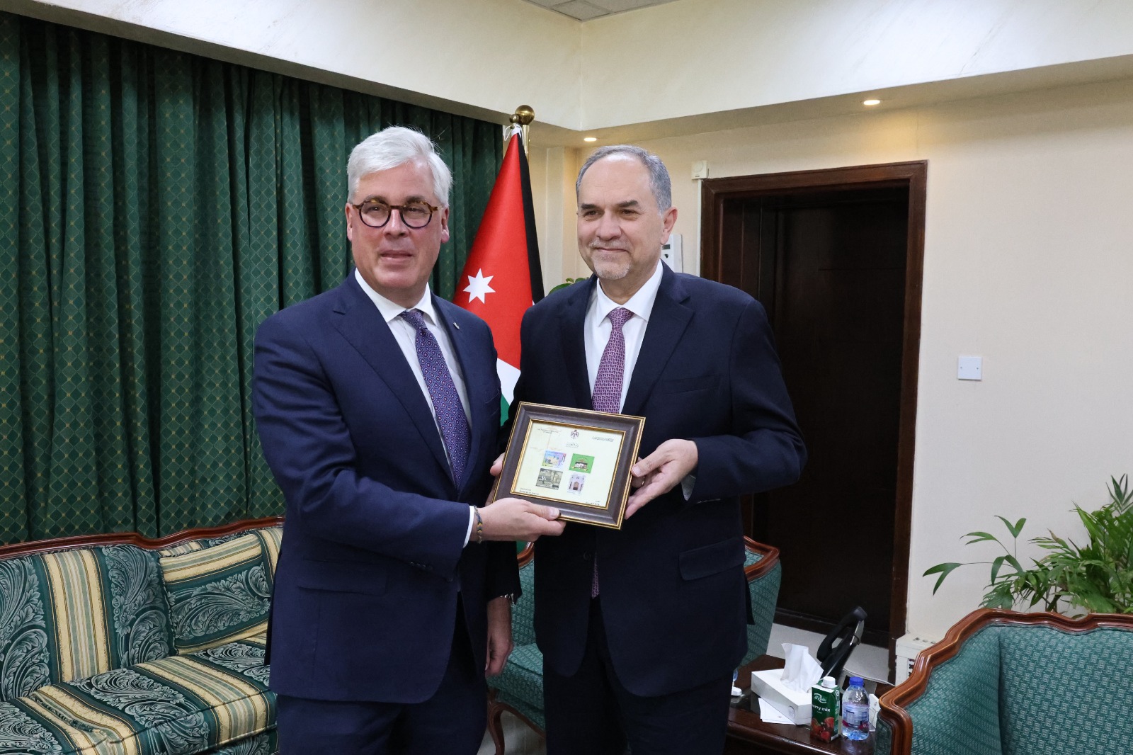 وزير_العدل_والسفير_الكندي